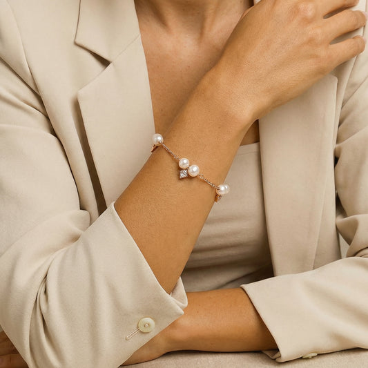 תמונת דוגמנית צמיד תליוני פנינים בציפוי זהב אדום