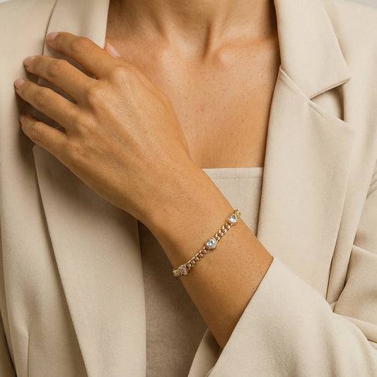 תמונת דוגמנית צמיד חוליות משובץ לבבות בציפוי זהב