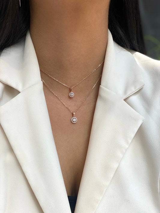 תמונת דוגמנית - שרשרת תליון משובץ כסף 925 זהב אדום .ALWAYS ON