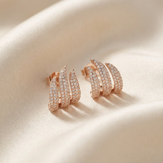 עגילים צמודים משובצים בציפוי זהב אדום