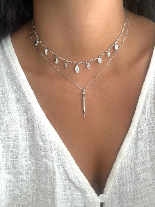 תמונת דוגמנית - שרשרת צ'וקר עם תליוני טיפות כסף 925 !BLING IT ON