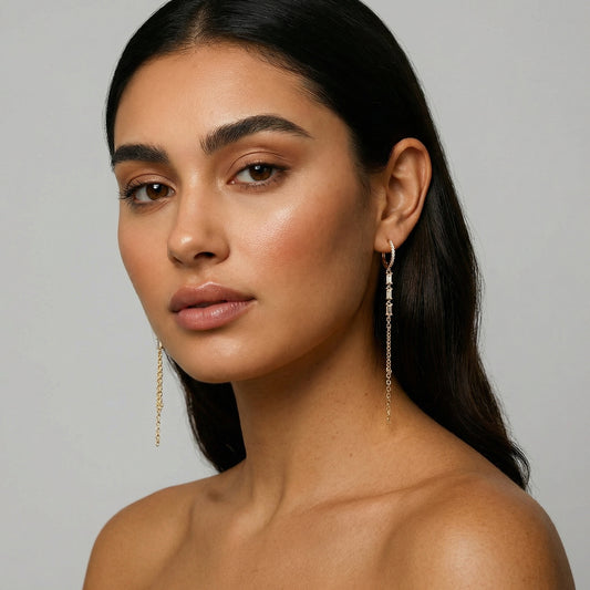 תמונת דוגמנית עגילי חישוק נופלים משובצים בציפוי זהב