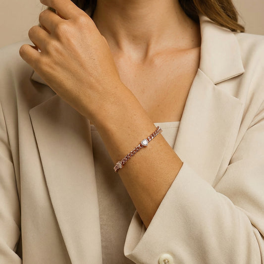 תמונת דוגמנית צמיד חוליות משובץ לבבות בציפוי זהב אדום