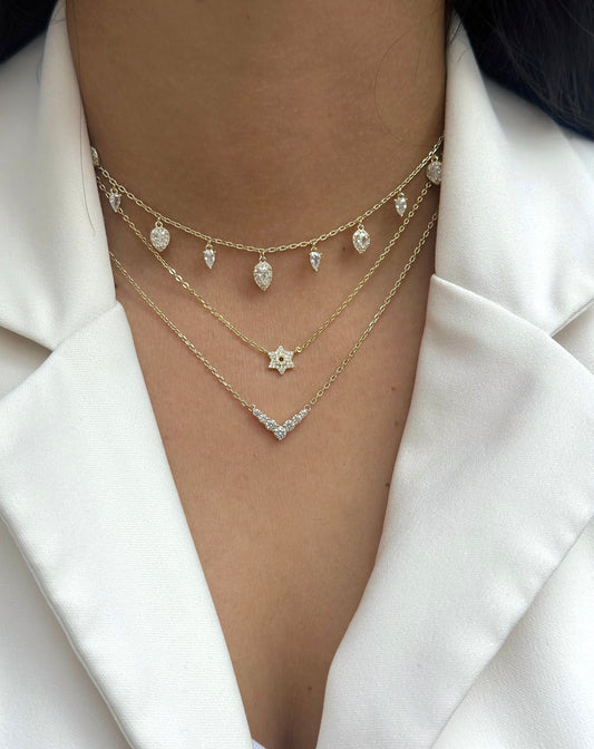 תמונת דוגמנית - שרשרת צ'וקר עם תליוני טיפות בציפוי זהב 14 קראט !BLING IT ON