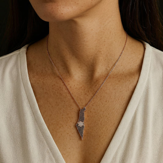 תמונת דוגמנית שרשרת תליון ארץ ישראל משובץ בציפוי זהב אדום