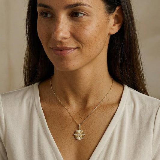 תמונת דוגמנית שרשרת תליון דמוי פרח בציפוי זהב