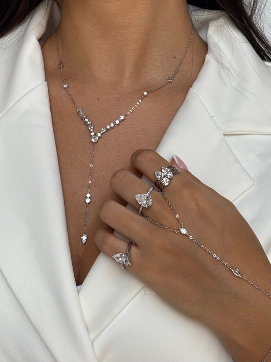 תמונת דוגמנית טבעת שלוש זרועות משובצת כסף 925