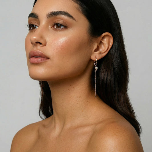 תמונת דוגמנית עגילי חישוק פנינה נופלים בציפוי זהב אדום