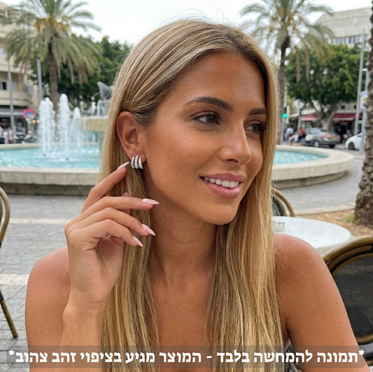 תמונת דוגמנית עגילים צמודים משובצים בציפוי זהב