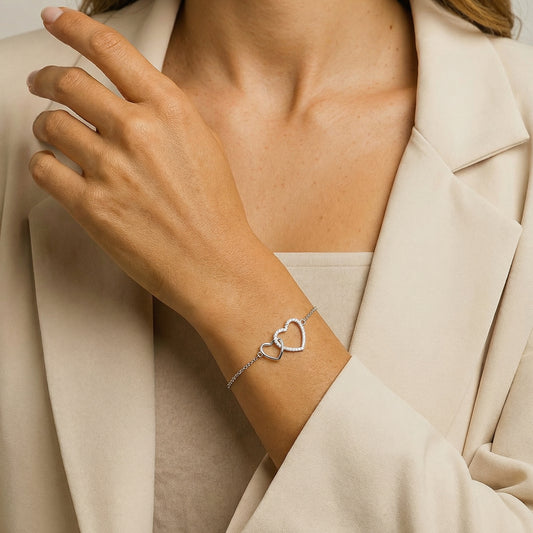 תמונת דוגמנית צמיד תליוני לבבות כסף 925