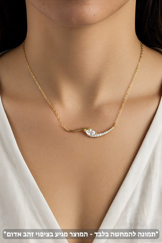 תמונת דוגמנית - שרשרת תליון גל משובץ כסף 925 זהב אדום