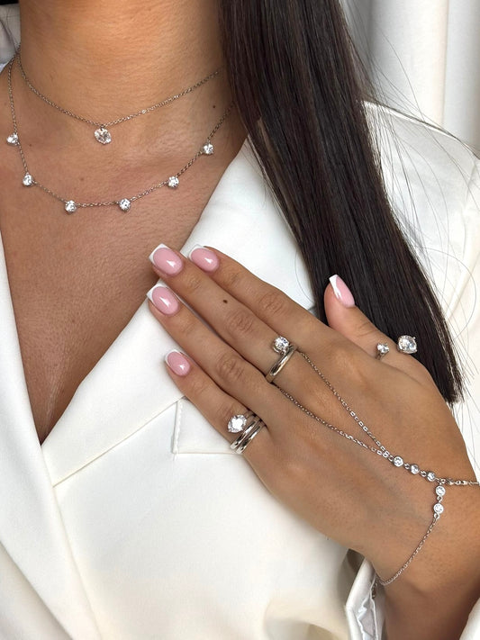 תמונת דוגמנית טבעת משובצת כסף 925