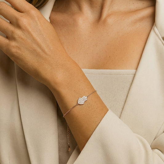 תמונת דוגמנית צמיד חמסה משובצת בציפוי זהב אדום