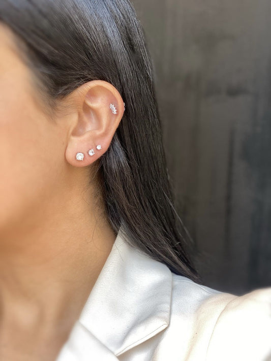 תמונת דוגמנית עגילים צמודים כסף 925