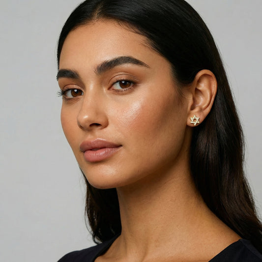 תמונת דוגמנית עגילי מגן דוד צמודים בציפוי זהב