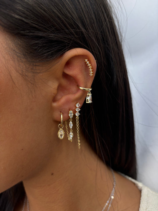 תמונת דוגמנית - עגילי חישוק עם טיפה נופלת בציפוי זהב 14 קראט .ALWAYS ON