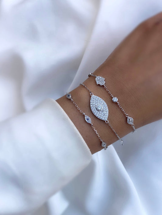 תמונת דוגמנית-צמיד עין משובצת כסף 925 NOT JUST LUCK