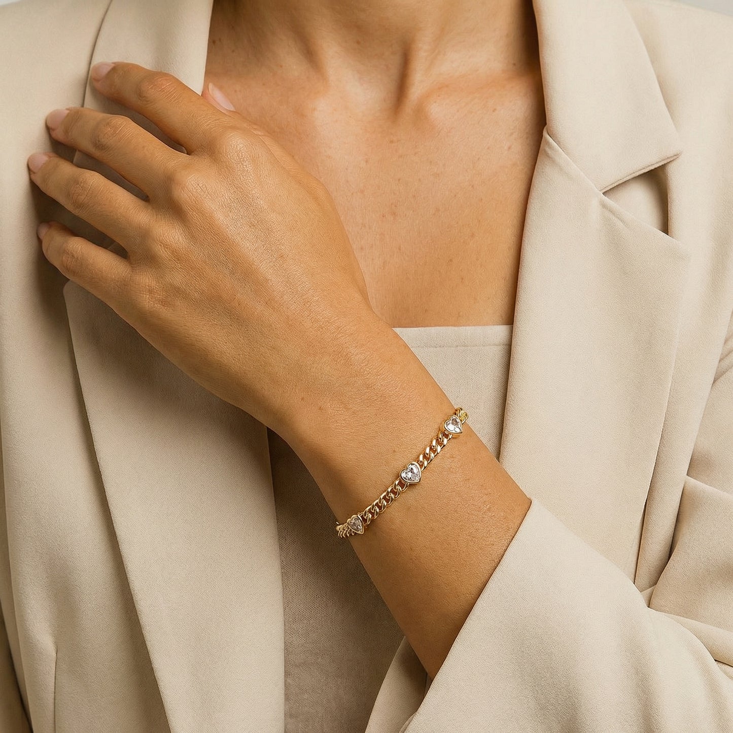 תמונת דוגמנית צמיד חוליות משובץ לבבות בציפוי זהב