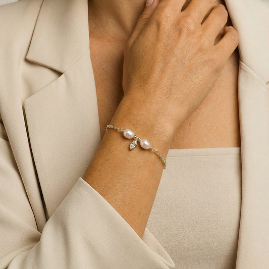 תמונת דוגמנית צמיד תליוני פנינים בציפוי זהב