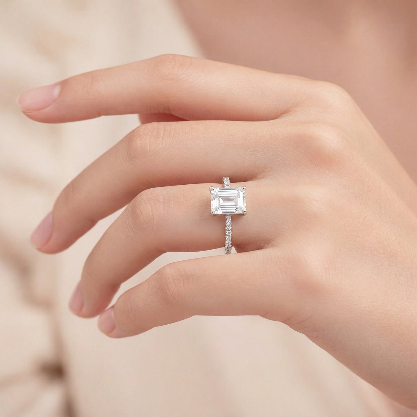 תמונת דוגמנית טבעת סוליטר משובצת כסף 925