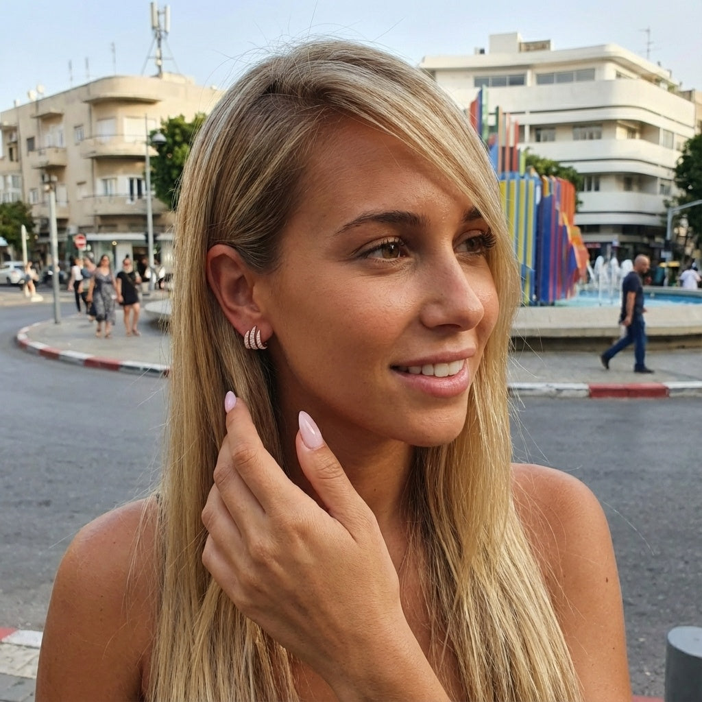 תמונת דוגמנית עגילים צמודים משובצים בציפוי זהב אדום