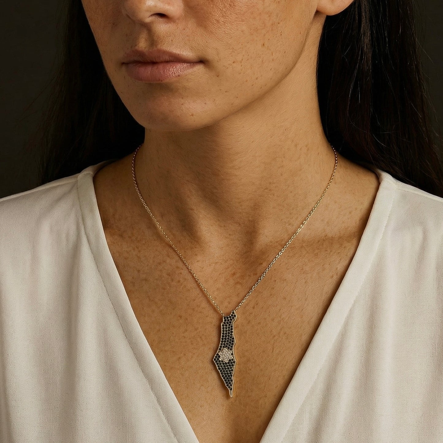 תמונת דוגמנית שרשרת תליון ארץ ישראל משובץ כסף 925