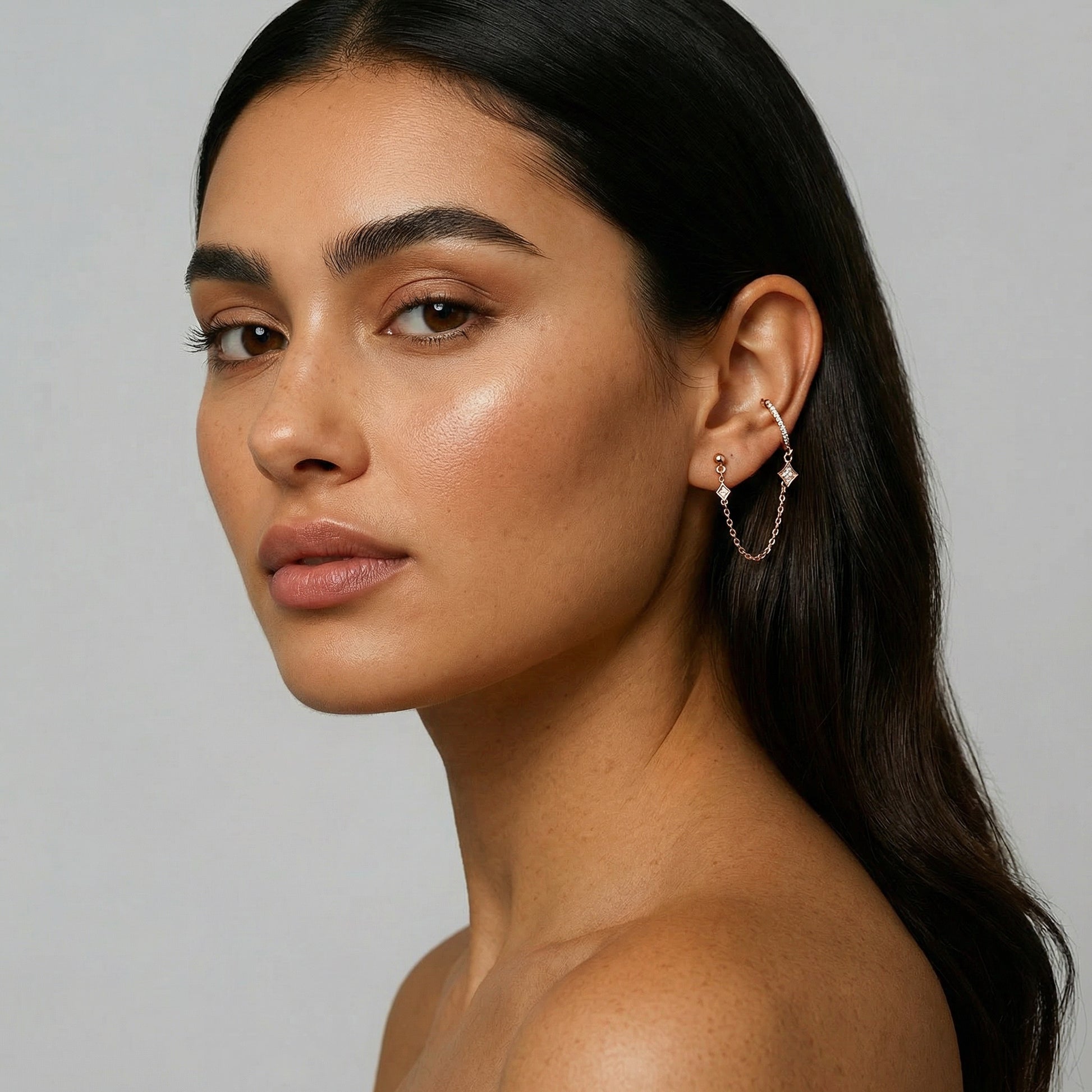 תמונת דוגמנית עגילי חישוק שרשרת לשני חורים בציפוי זהב אדום