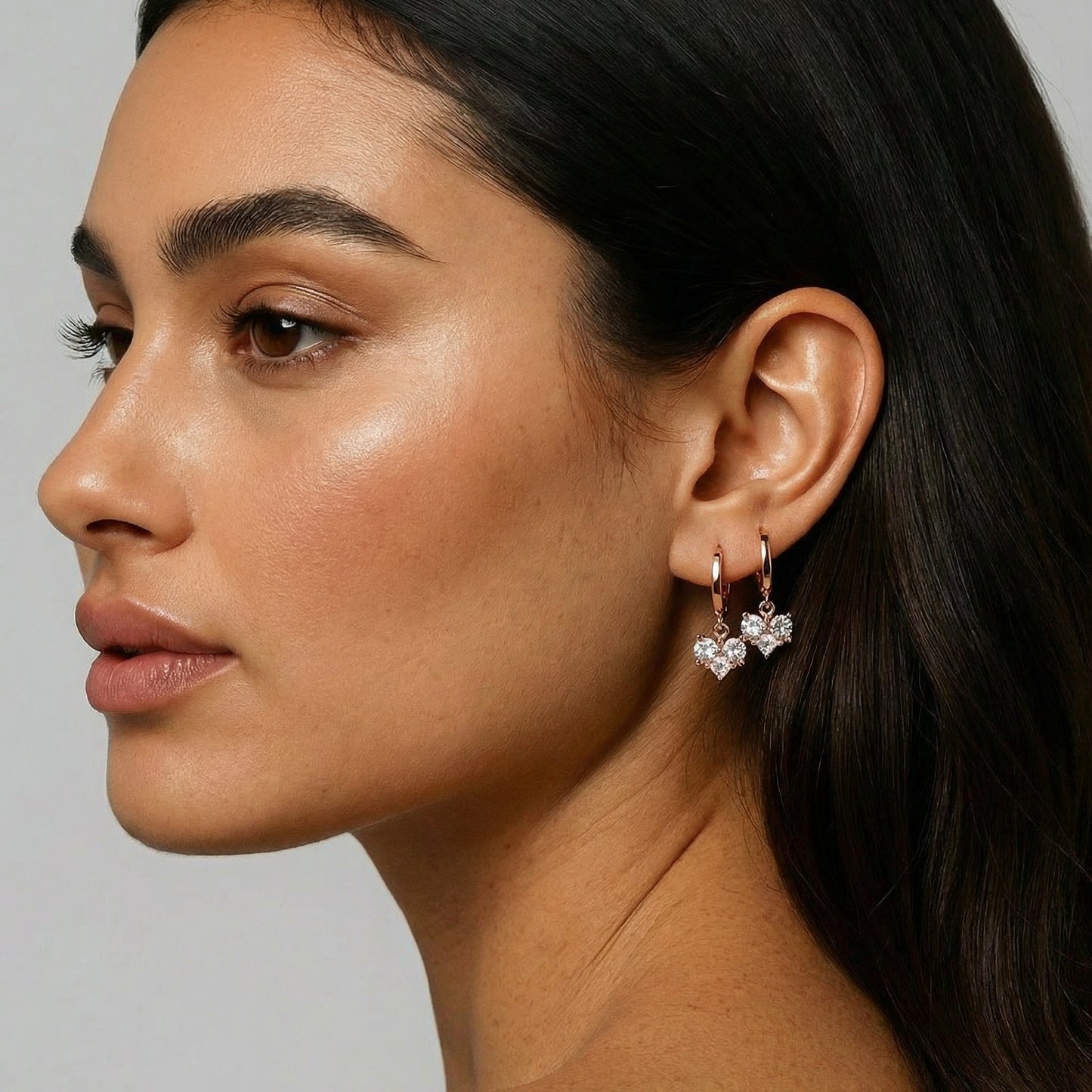 תמונת דוגמנית עגילי חישוק תליוני לבבות בציפוי זהב אדום