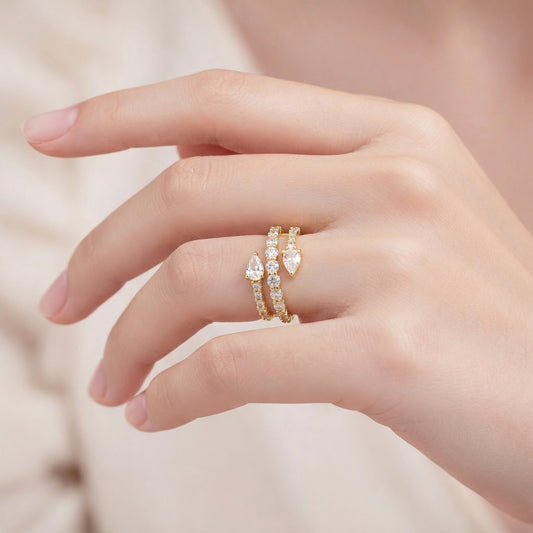 תמונת דוגמנית טבעת חבל משובצת בציפוי זהב