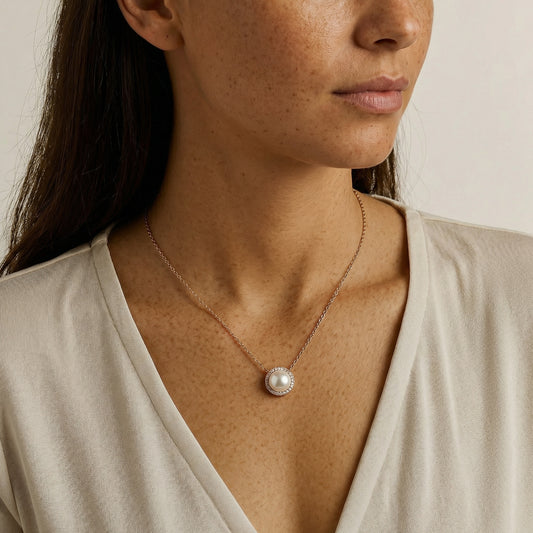 תמונת דוגמנית שרשרת תליון פנינה בציפוי זהב אדום