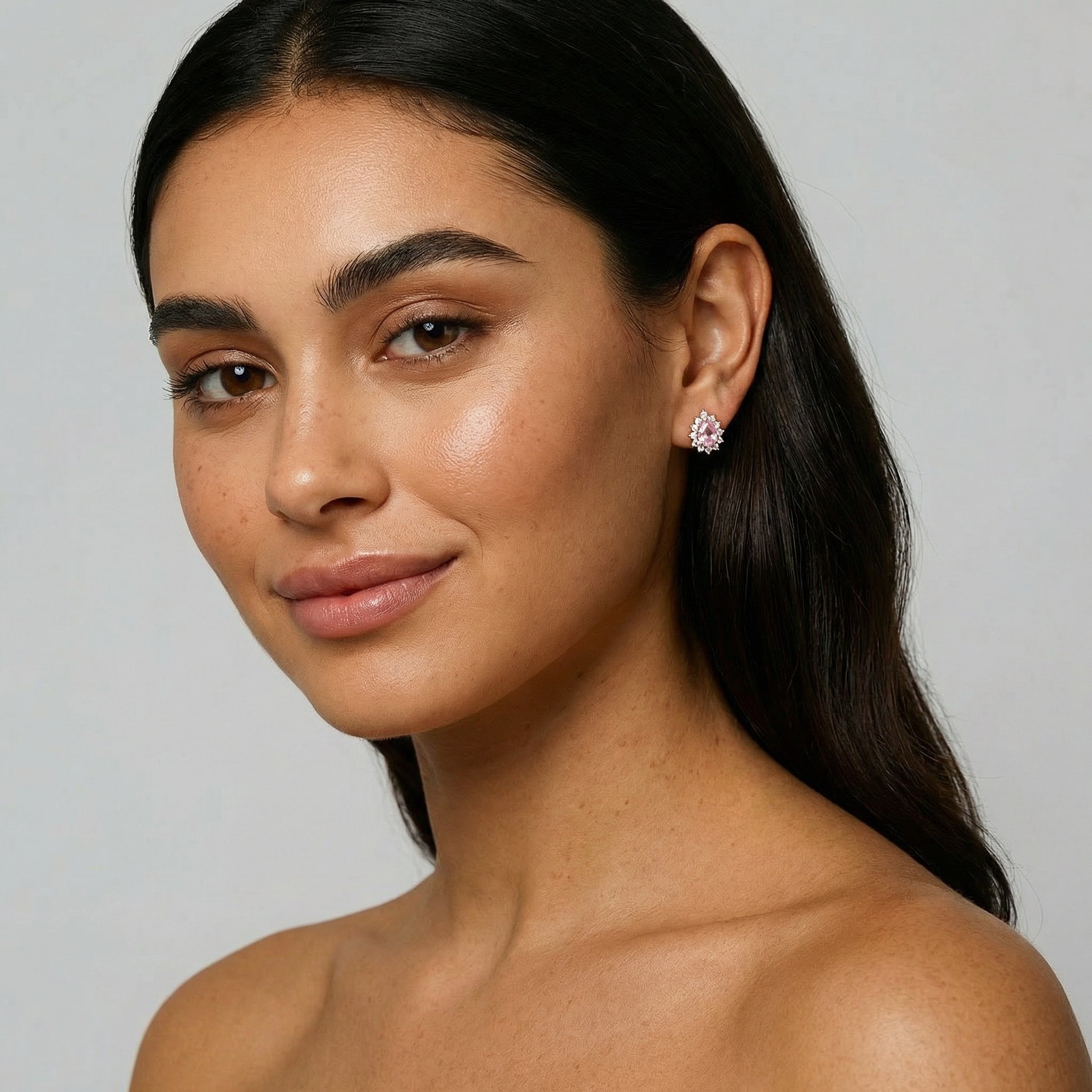 תמונת דוגמנית עגילים צמודים משובצים בציפוי זהב אדום