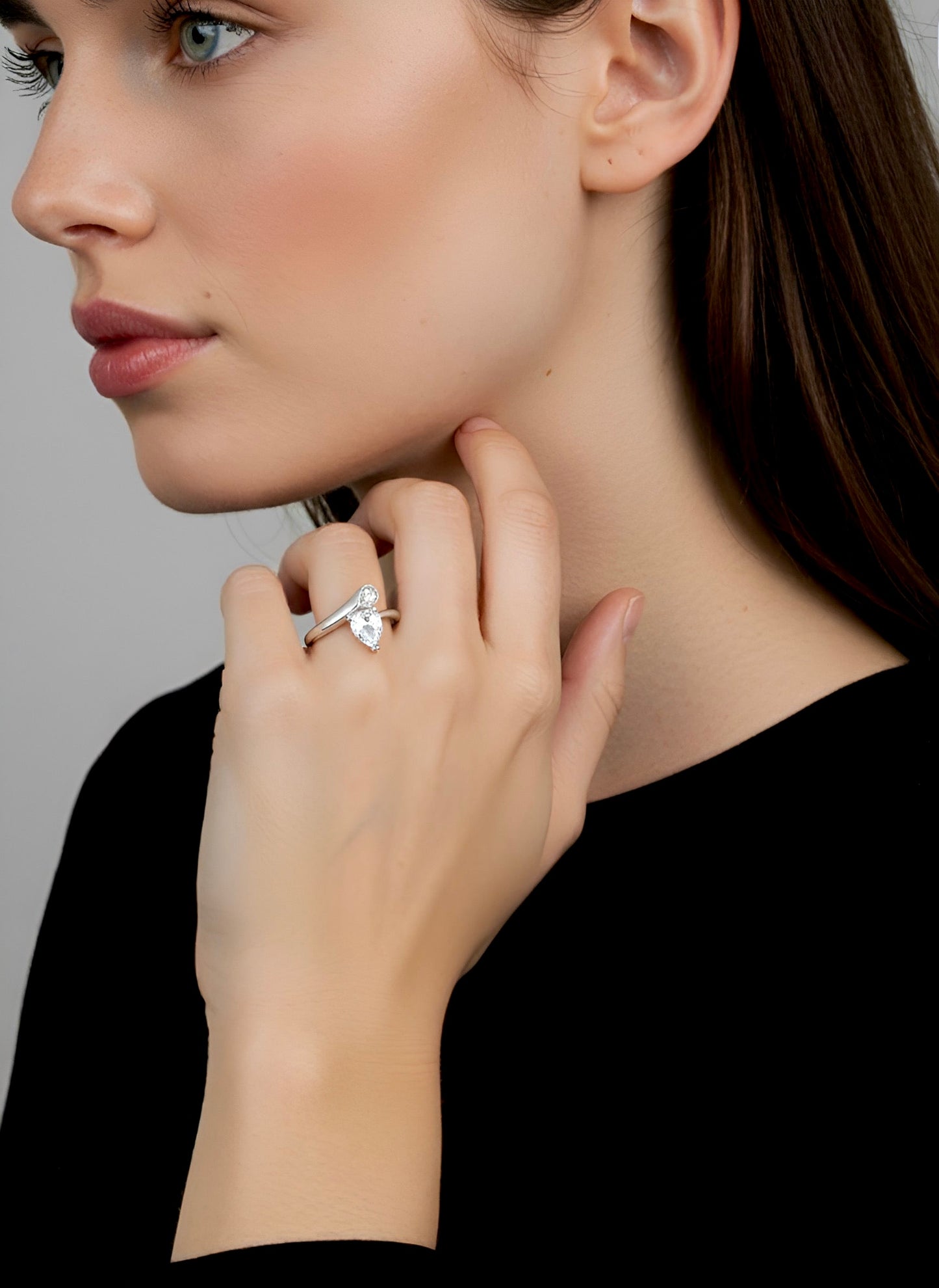 תמונת דוגמנית - טבעת שלוש זרועות משובצת כסף 925