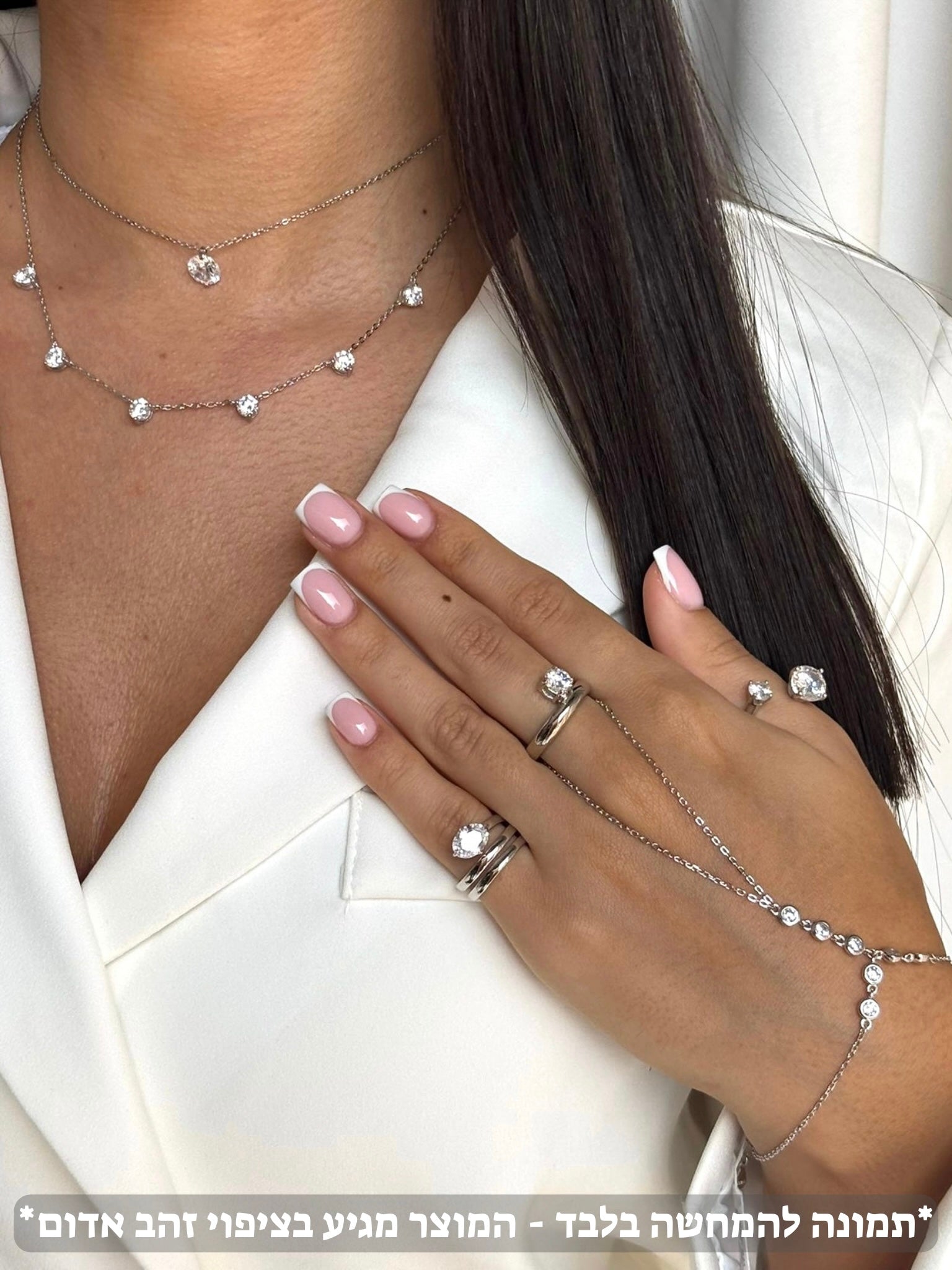 תמונת דוגמנית טבעת משובצת כסף 925 זהב אדום