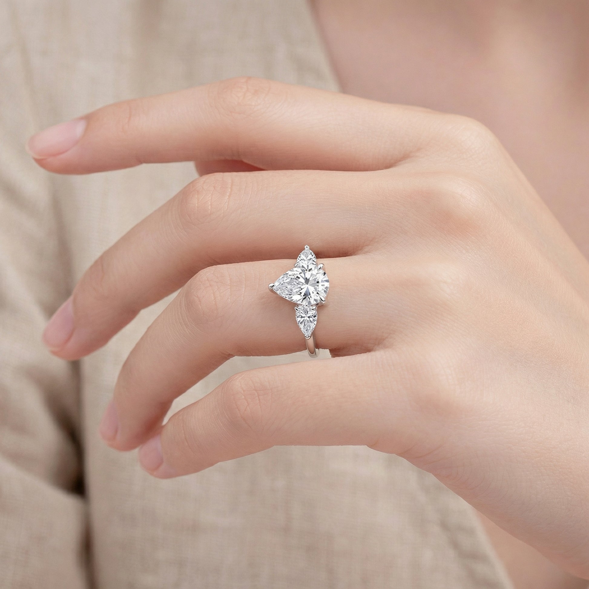 תמונת דוגמנית טבעת שלוש אבני טיפה כסף 925