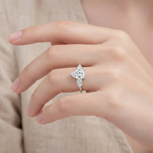 תמונת דוגמנית טבעת שלוש אבני טיפה כסף 925