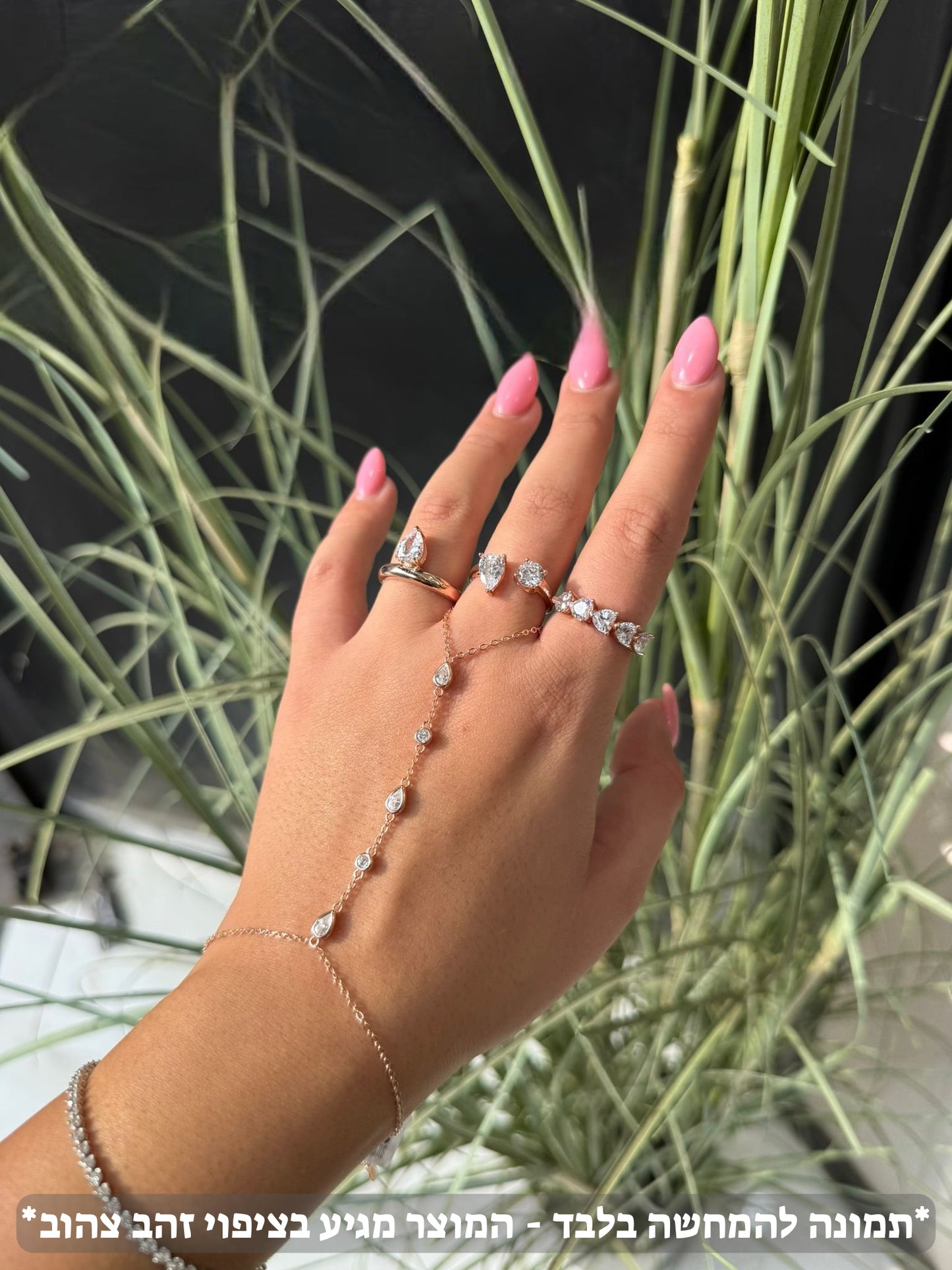 תמונת דוגמנית טבעת אבן טיפה בציפוי זהב 14 קראט