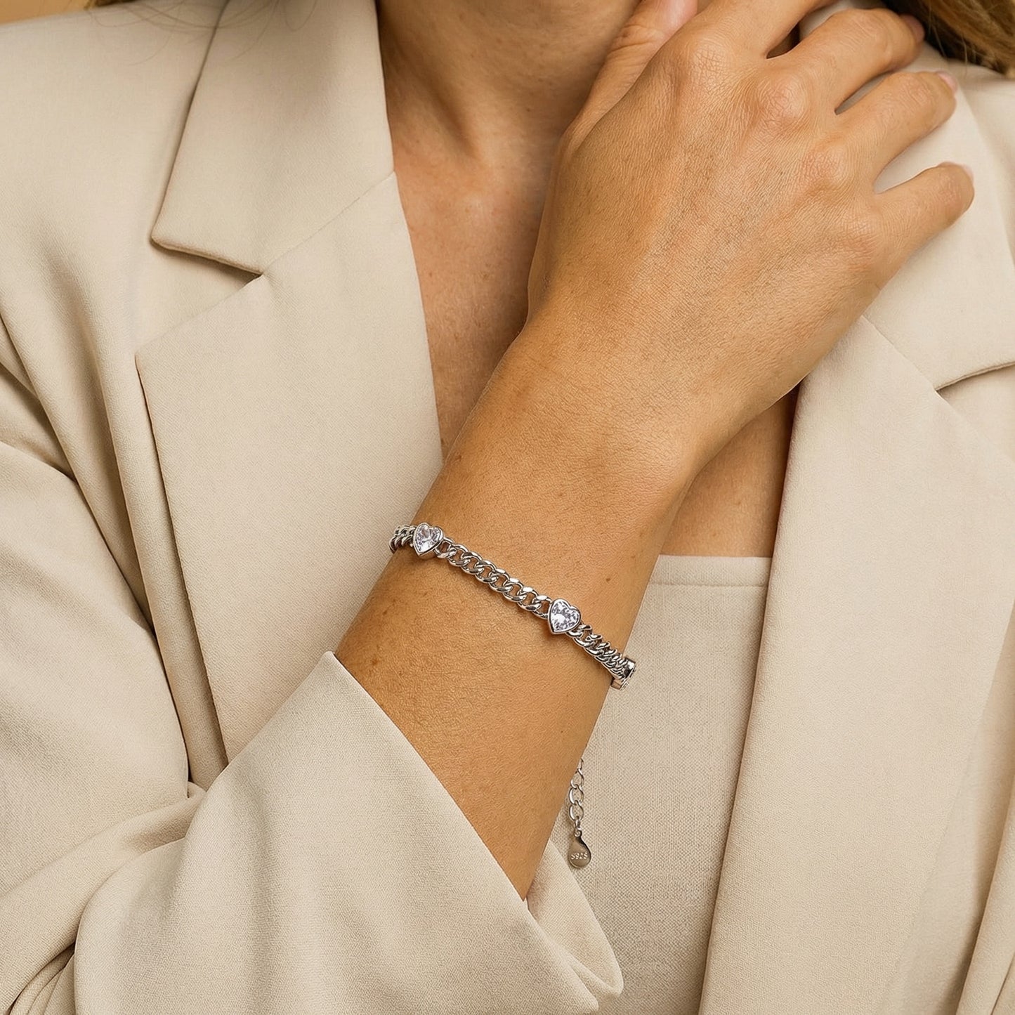 תמונת דוגמנית צמיד חוליות משובץ לבבות כסף 925