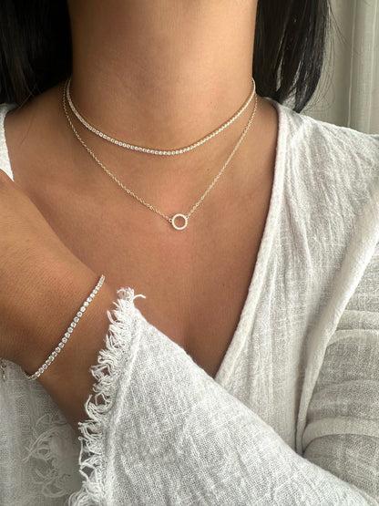 תמונת דוגמנית - צמיד טניס צבעוני 2 מ״מ כסף 925 .ALWAYS ON