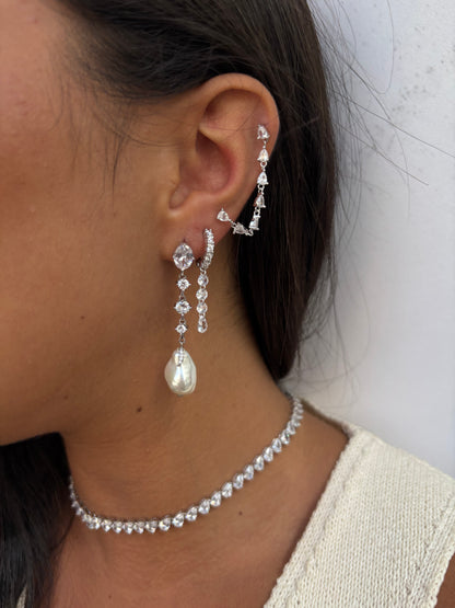 תמונת דוגמנית - עגילי פנינה נופלים כסף 925 !HOLY SHELL