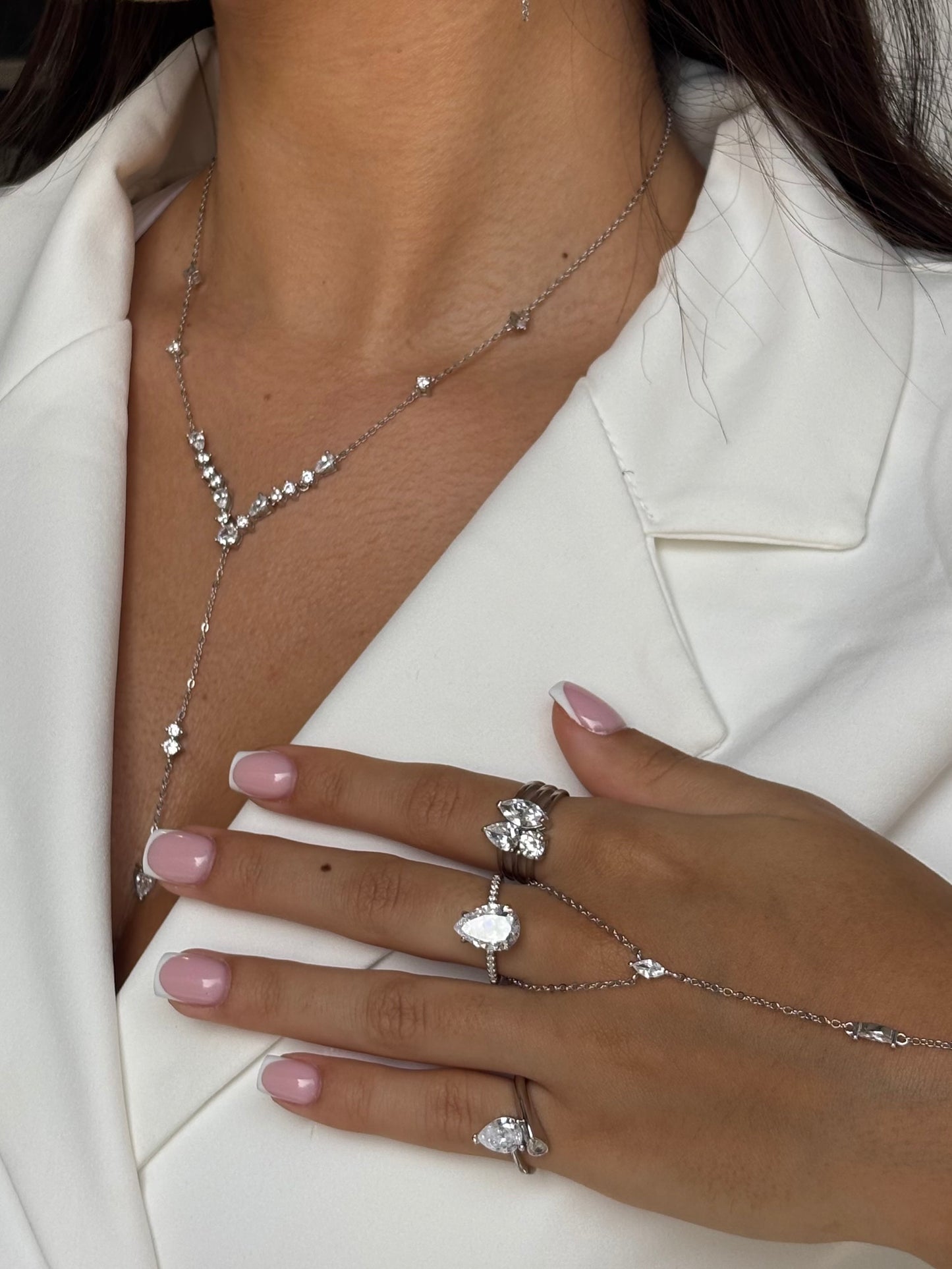 תמונת דוגמנית טבעת שלוש זרועות משובצת כסף 925