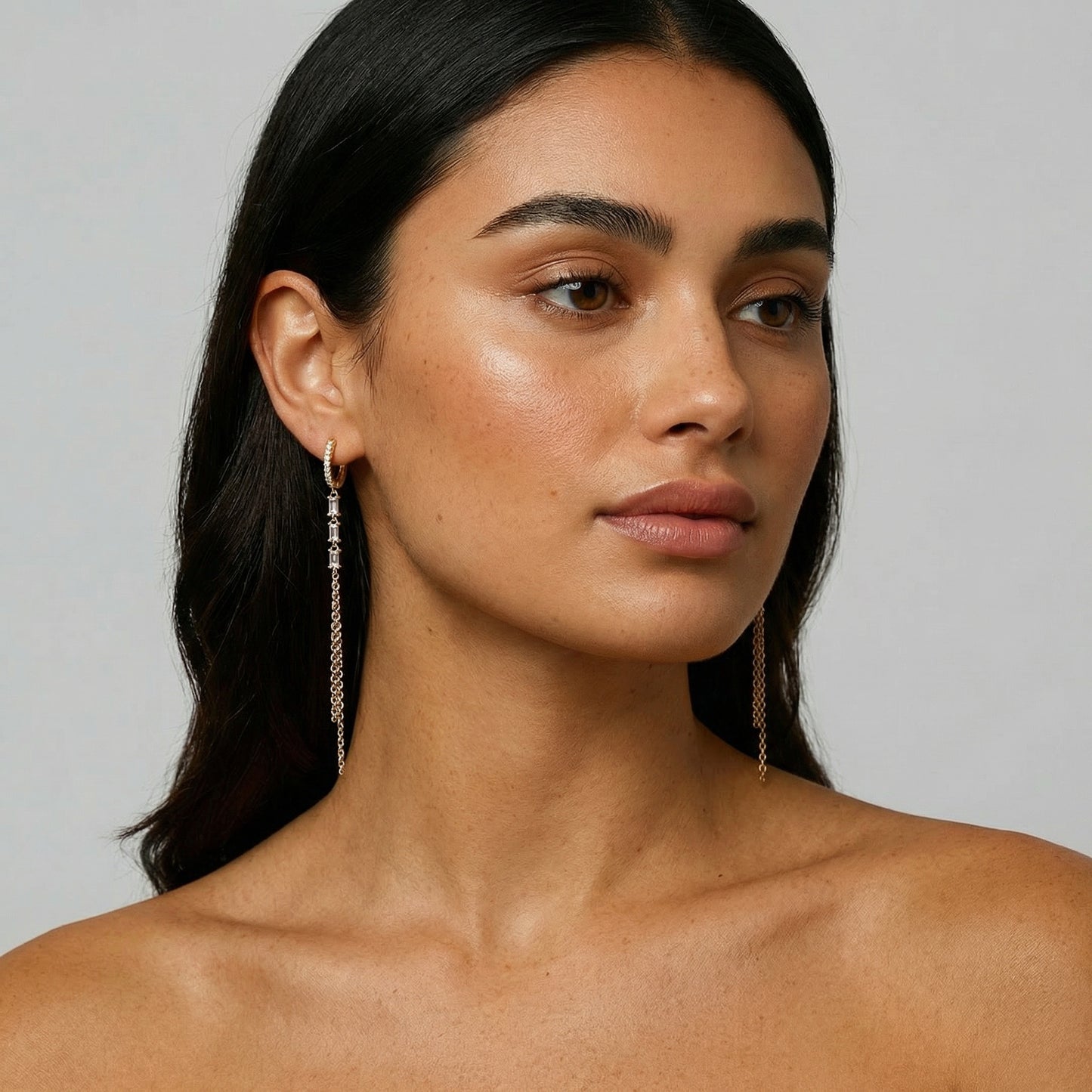 תמונת דוגמנית עגילי חישוק נופלים משובצים בציפוי זהב