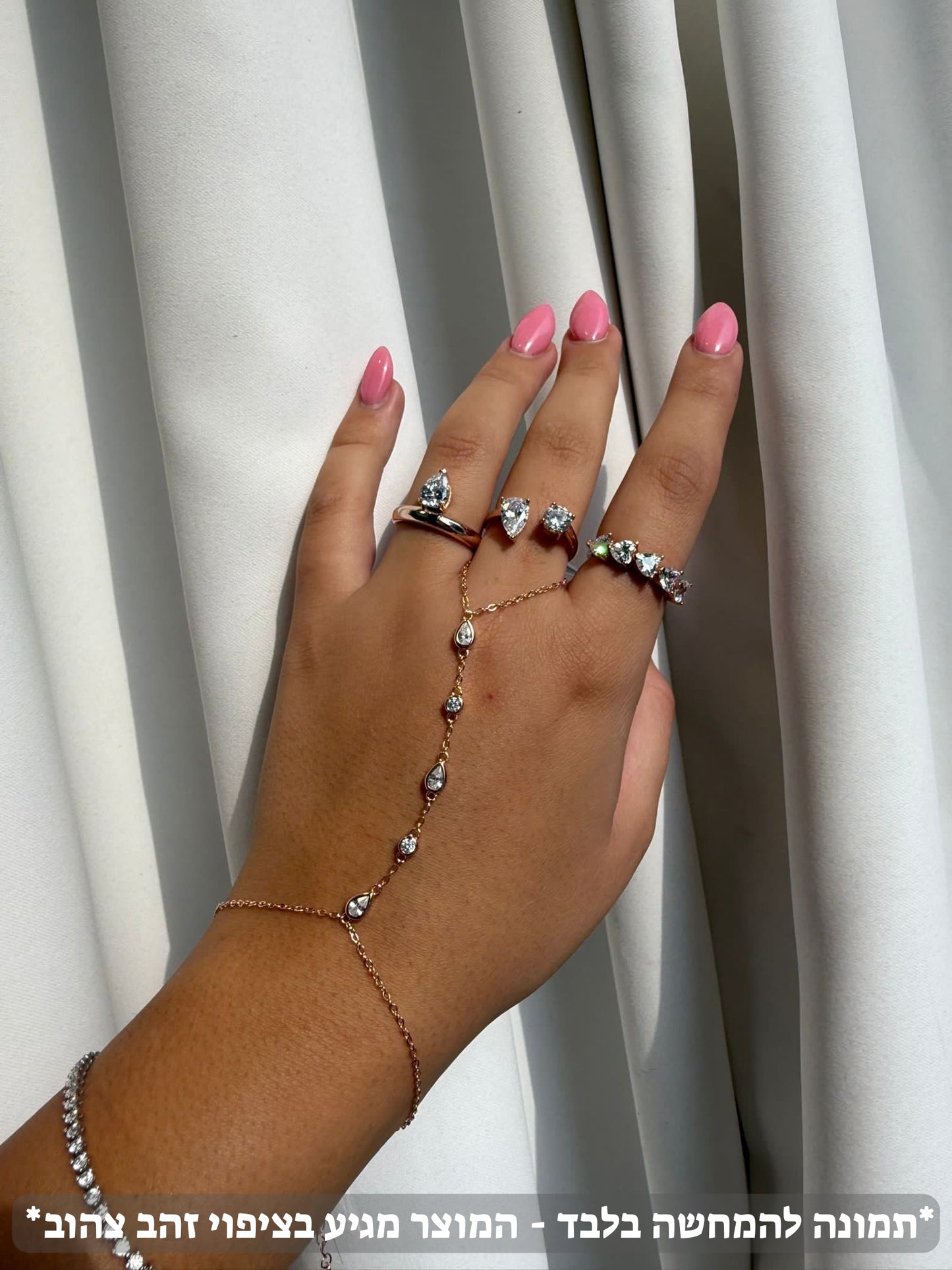 תמונת דוגמנית טבעת אבן טיפה בציפוי זהב 14 קראט