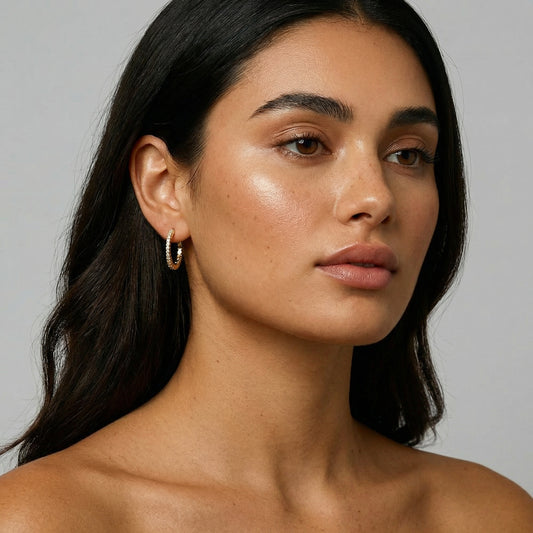 תמונת דוגמנית עגילי חישוק משובצים בציפוי זהב