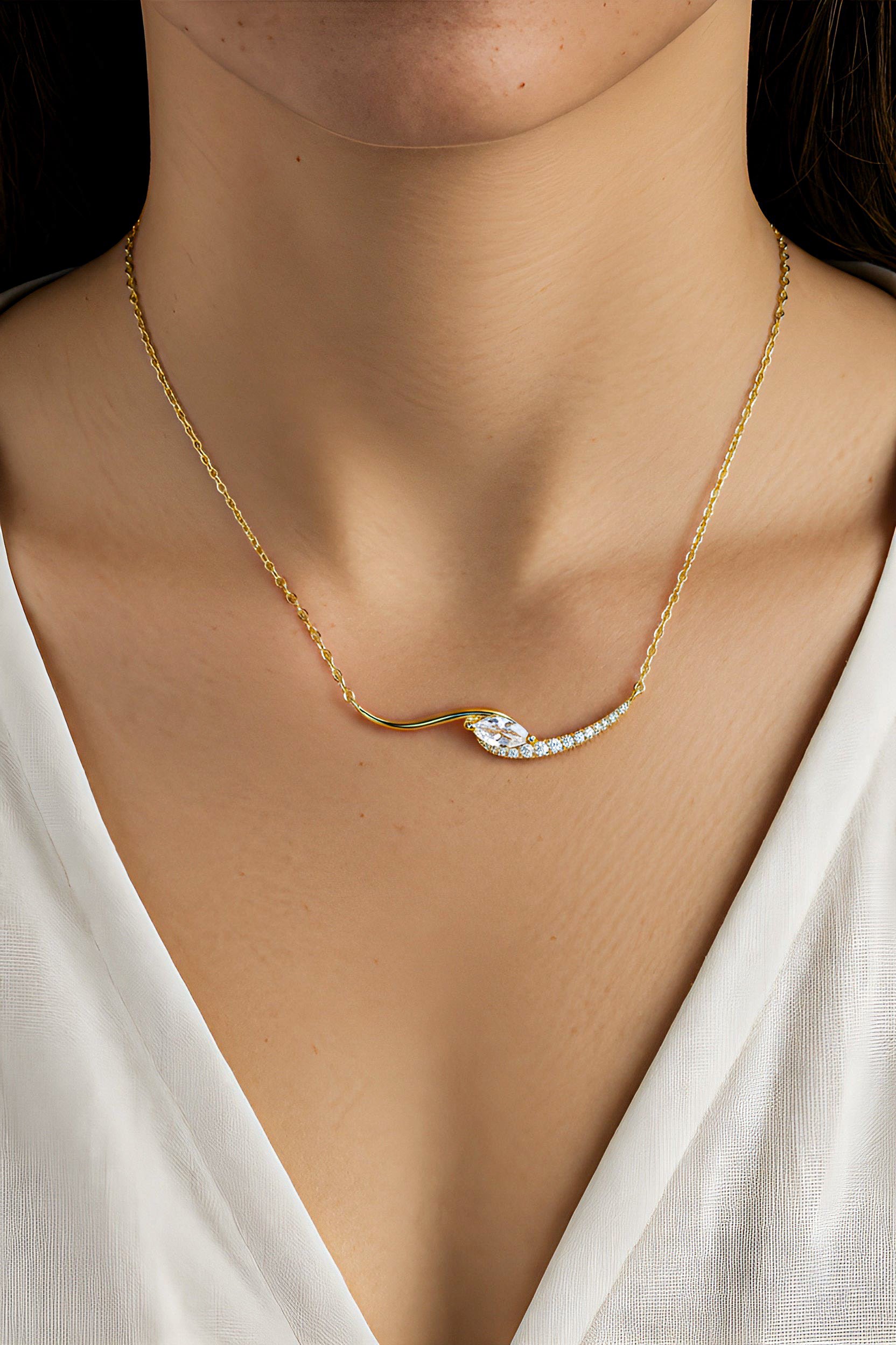 שרשרת תליון גל משובץ בציפוי זהב