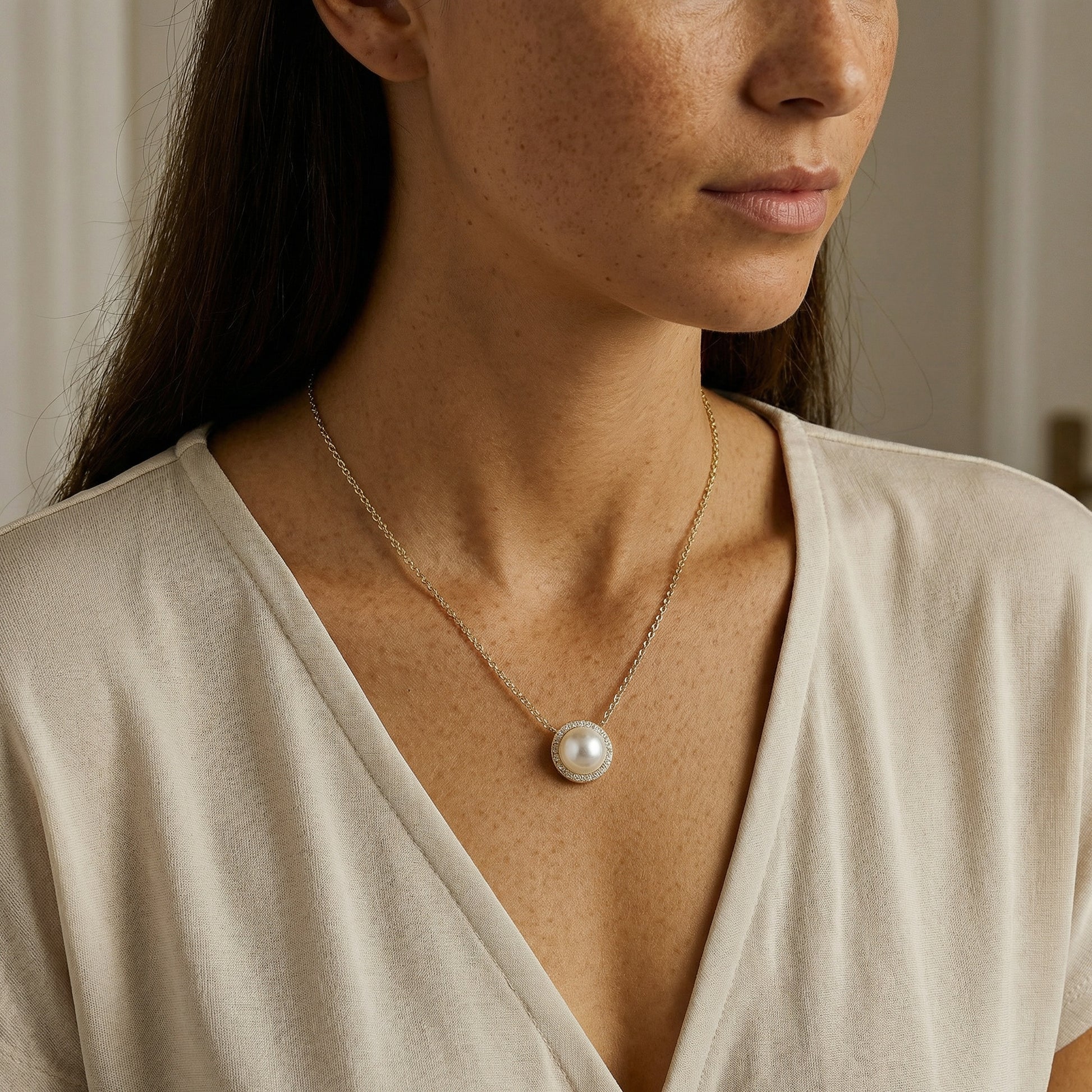 תמונת דוגמנית שרשרת תליון פנינה בציפוי זהב