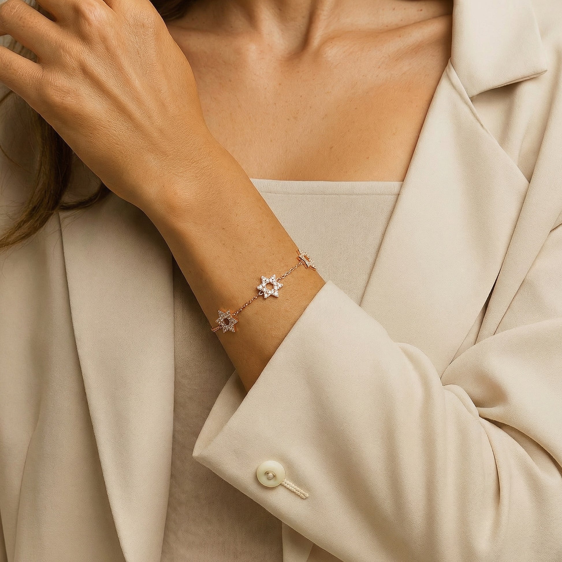 תמונת דוגמנית צמיד שלישיית מגני דוד בציפוי זהב אדום