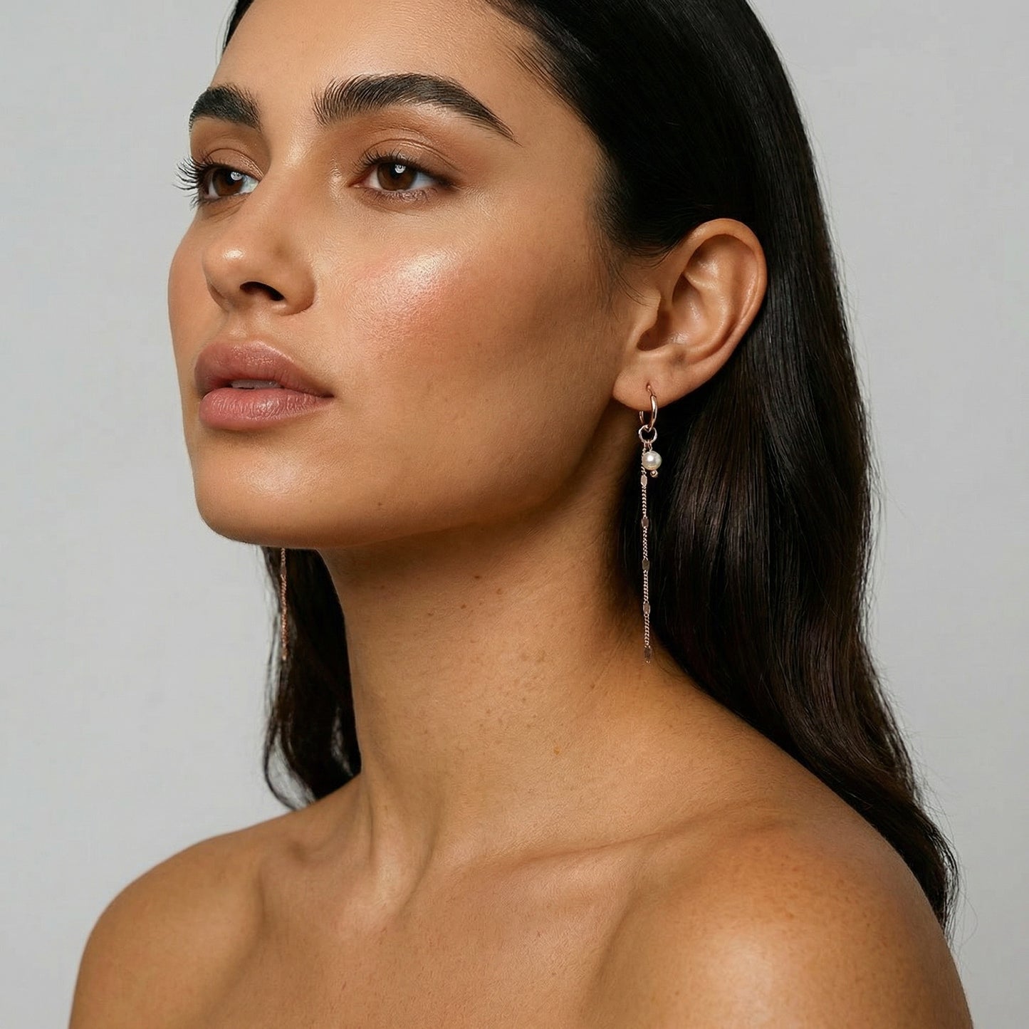 תמונת דוגמנית עגילי חישוק פנינה נופלים בציפוי זהב אדום