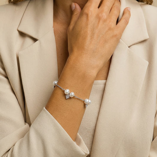 תמונת דוגמנית צמיד תליוני פנינים כסף 925