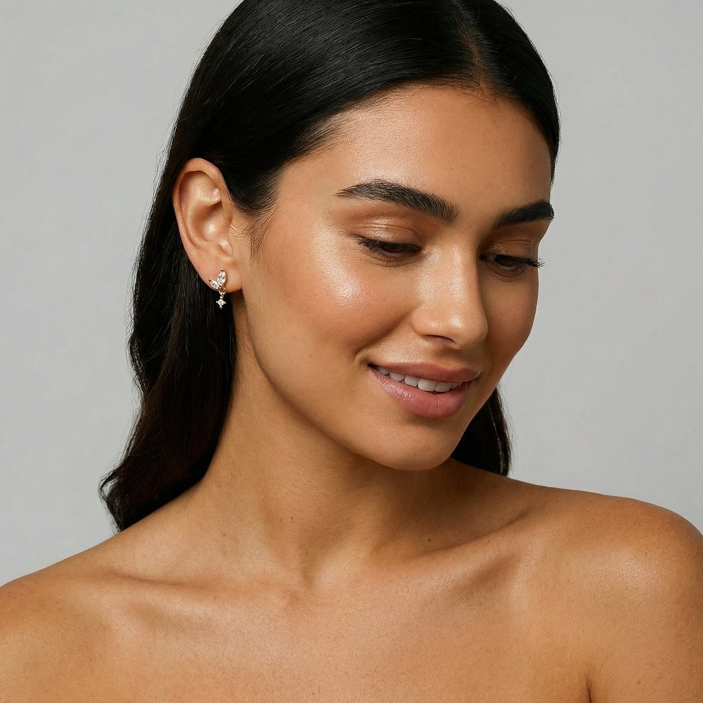 תמונת דוגמנית עגילי טיפות צמודים נופלים