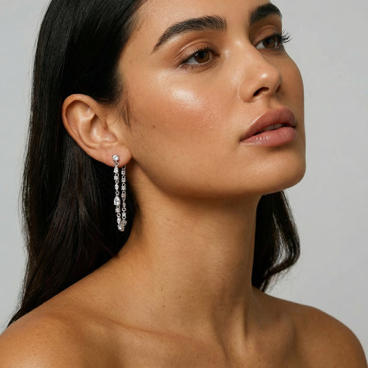 תמונת דוגמנית עגילים נופלים משובצים כסף 925